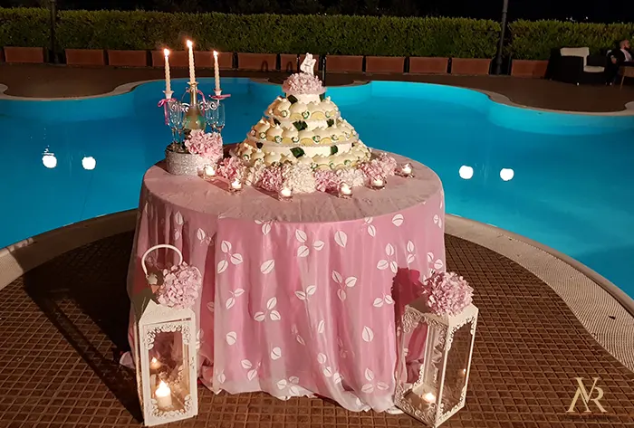 torta con sposi bordo piscina villa al rifugio salerno
